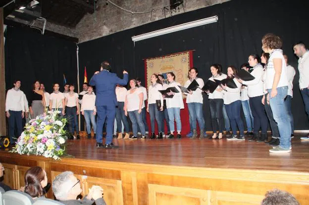 El coro El León de Oro, durante su actuación en el salón de actos del IES de Luanco. 