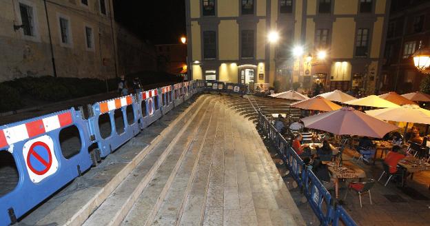 Las escaleras de la plaza de Arturo Arias, valladas en 2013 para evitar el botellón. 