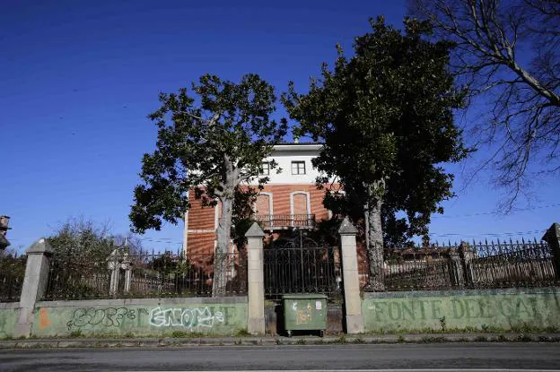 Estado actual del antiguo albergue juvenil de Poo de Llanes, cerrado con candados para impedir nuevos actos vandálicos. 