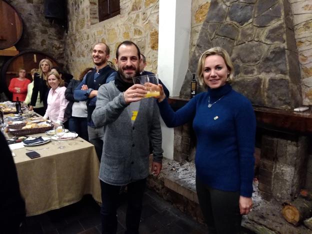 Los alcaldes Ángel García y Elisa Venturini brindando con sidra en Tiñana. 