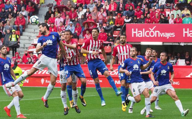 Partido entre el Sporting y el Oviedo disputado en El Molinon en septiembre. 