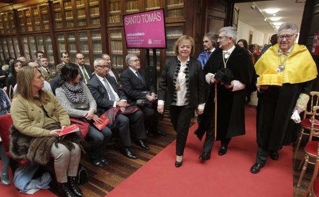 Rosa Menéndez, Santiago García Granda y Juan López Arranz, a su llegada al acto central del día de Santo Tomás de Aquino.