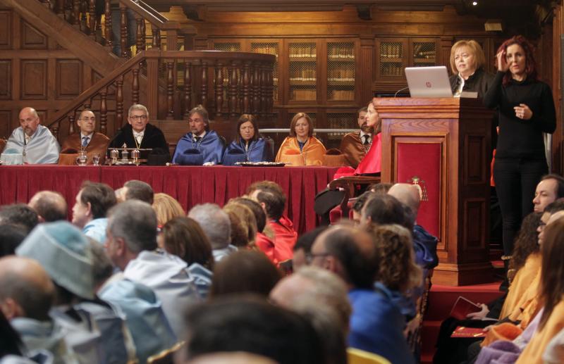 162 revestidos, una cifra récord, han asistido al acto central organizado por la Universidad de Oviedo con motivo de la festividad de Santo Tomás de Aquino. La asturiana Rosa Menéndez, presidenta del CSIC, ha impartido la ponencia 'El desafío de la carrera científica' y ha animado a los jóvenes a seguir esta profesión.