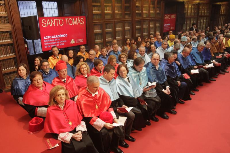 162 revestidos, una cifra récord, han asistido al acto central organizado por la Universidad de Oviedo con motivo de la festividad de Santo Tomás de Aquino. La asturiana Rosa Menéndez, presidenta del CSIC, ha impartido la ponencia 'El desafío de la carrera científica' y ha animado a los jóvenes a seguir esta profesión.