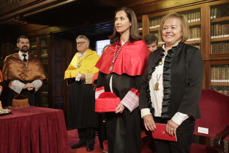 162 revestidos, una cifra récord, han asistido al acto central organizado por la Universidad de Oviedo con motivo de la festividad de Santo Tomás de Aquino. La asturiana Rosa Menéndez, presidenta del CSIC, ha impartido la ponencia 'El desafío de la carrera científica' y ha animado a los jóvenes a seguir esta profesión.