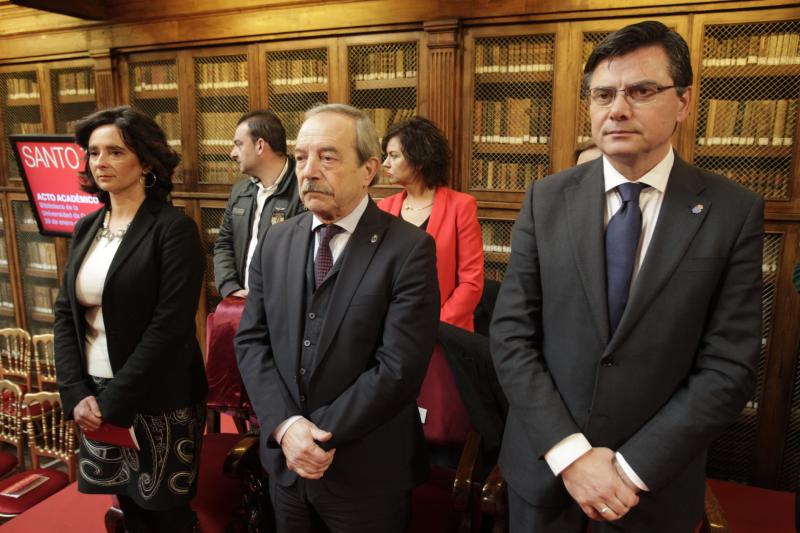 162 revestidos, una cifra récord, han asistido al acto central organizado por la Universidad de Oviedo con motivo de la festividad de Santo Tomás de Aquino. La asturiana Rosa Menéndez, presidenta del CSIC, ha impartido la ponencia 'El desafío de la carrera científica' y ha animado a los jóvenes a seguir esta profesión.