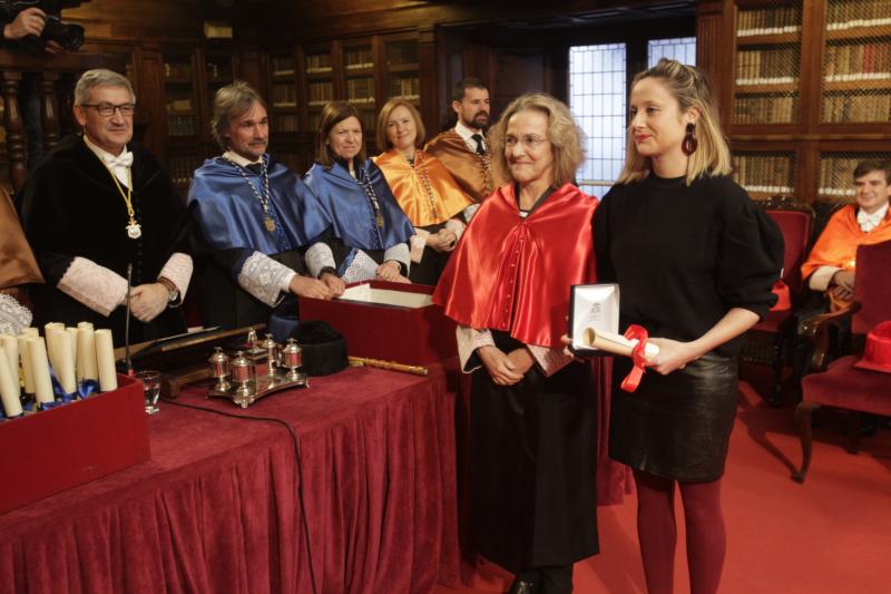 162 revestidos, una cifra récord, han asistido al acto central organizado por la Universidad de Oviedo con motivo de la festividad de Santo Tomás de Aquino. La asturiana Rosa Menéndez, presidenta del CSIC, ha impartido la ponencia 'El desafío de la carrera científica' y ha animado a los jóvenes a seguir esta profesión.