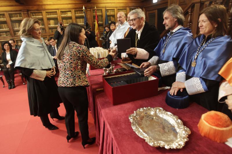 162 revestidos, una cifra récord, han asistido al acto central organizado por la Universidad de Oviedo con motivo de la festividad de Santo Tomás de Aquino. La asturiana Rosa Menéndez, presidenta del CSIC, ha impartido la ponencia 'El desafío de la carrera científica' y ha animado a los jóvenes a seguir esta profesión.