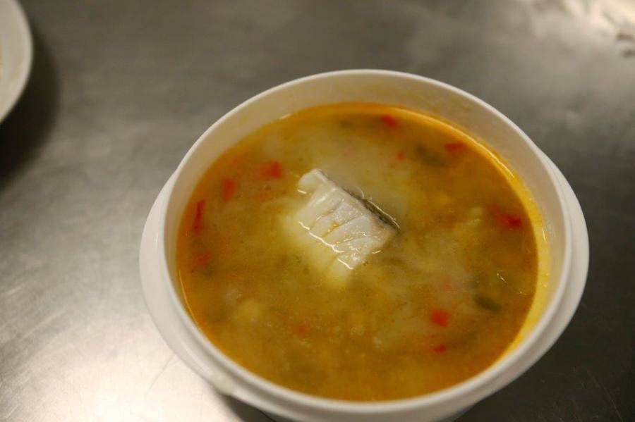 El cocinero con estrella Michelín ha estado en el Hospital Central de Asturias trabajando en cocina y repartiendo su menú entre los enfermos. 