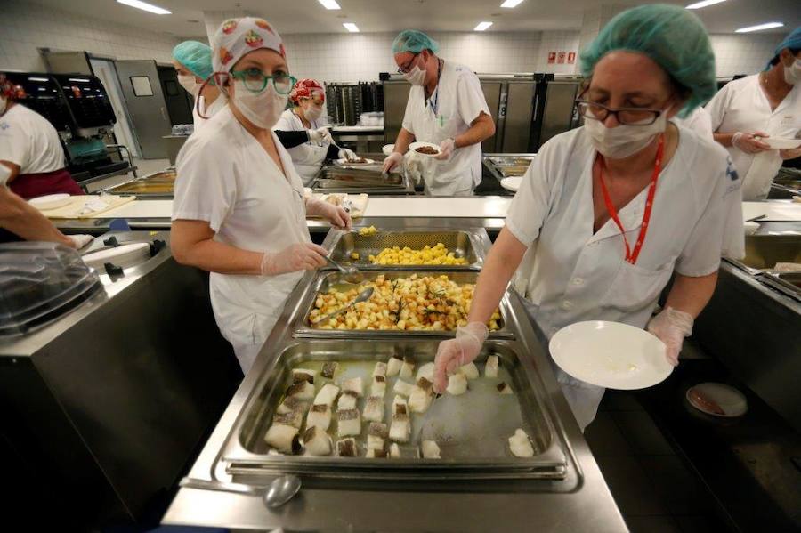 El cocinero con estrella Michelín ha estado en el Hospital Central de Asturias trabajando en cocina y repartiendo su menú entre los enfermos. 