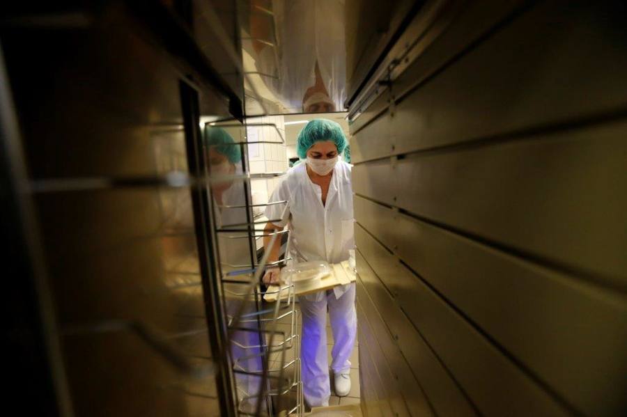 El cocinero con estrella Michelín ha estado en el Hospital Central de Asturias trabajando en cocina y repartiendo su menú entre los enfermos. 