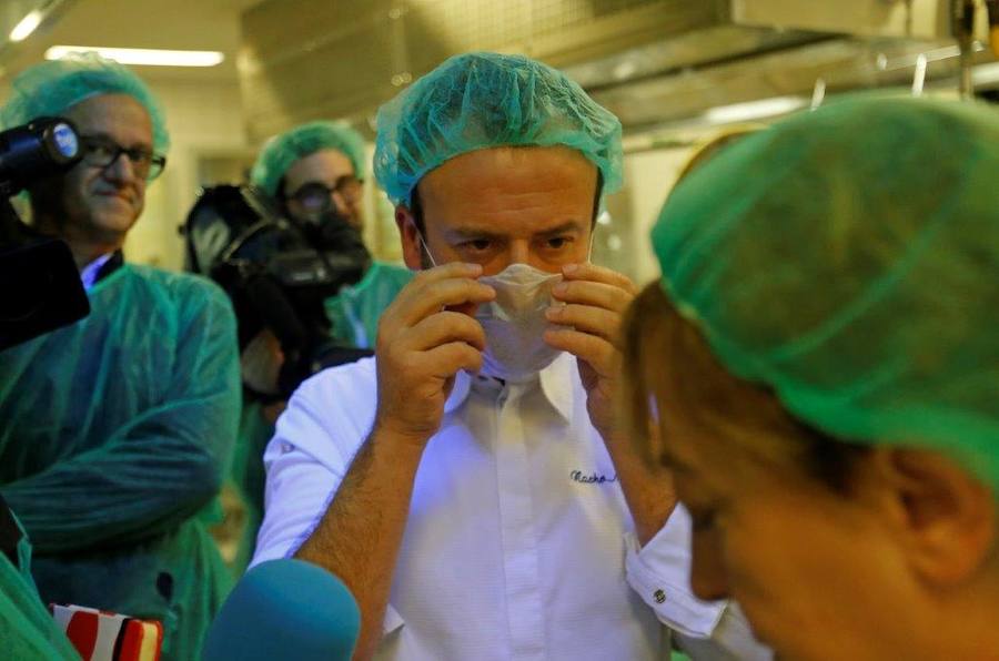 El cocinero con estrella Michelín ha estado en el Hospital Central de Asturias trabajando en cocina y repartiendo su menú entre los enfermos. 