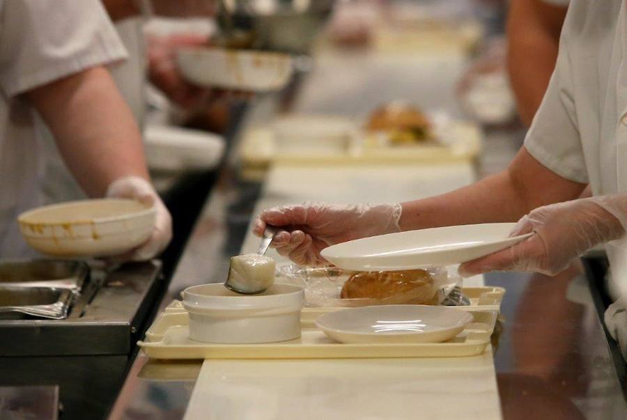El cocinero con estrella Michelín ha estado en el Hospital Central de Asturias trabajando en cocina y repartiendo su menú entre los enfermos. 