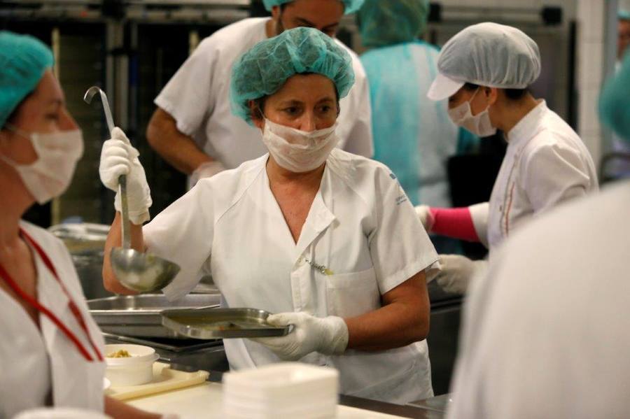 El cocinero con estrella Michelín ha estado en el Hospital Central de Asturias trabajando en cocina y repartiendo su menú entre los enfermos. 