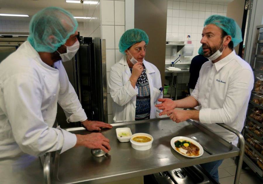 El cocinero con estrella Michelín ha estado en el Hospital Central de Asturias trabajando en cocina y repartiendo su menú entre los enfermos. 