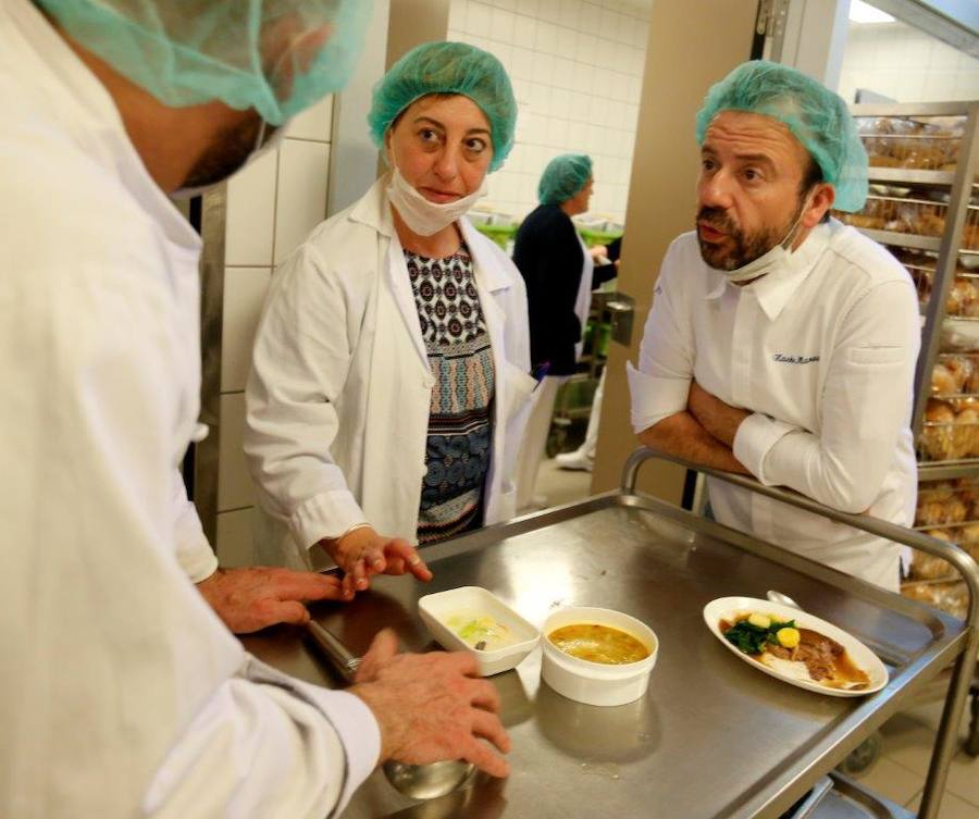 El cocinero con estrella Michelín ha estado en el Hospital Central de Asturias trabajando en cocina y repartiendo su menú entre los enfermos. 