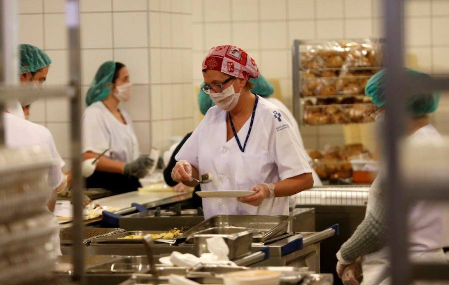 El cocinero con estrella Michelín ha estado en el Hospital Central de Asturias trabajando en cocina y repartiendo su menú entre los enfermos. 
