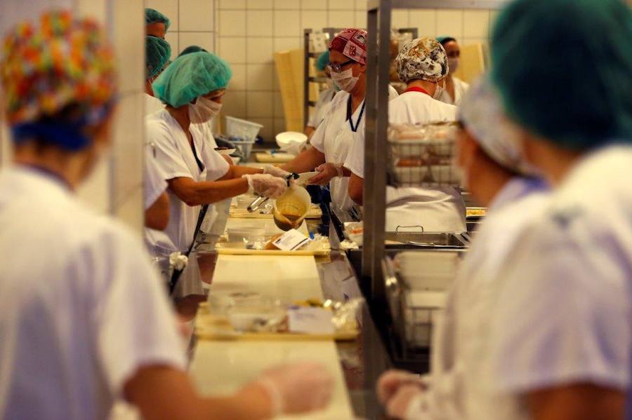El cocinero con estrella Michelín ha estado en el Hospital Central de Asturias trabajando en cocina y repartiendo su menú entre los enfermos. 