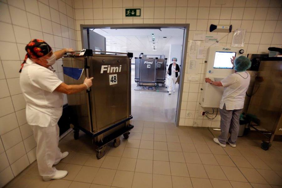 El cocinero con estrella Michelín ha estado en el Hospital Central de Asturias trabajando en cocina y repartiendo su menú entre los enfermos. 