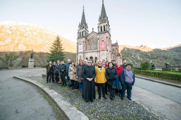 El abad Adolfo Mariño y Esperanza López junto a parte de los voluntarios, ayer en Covadonga. 