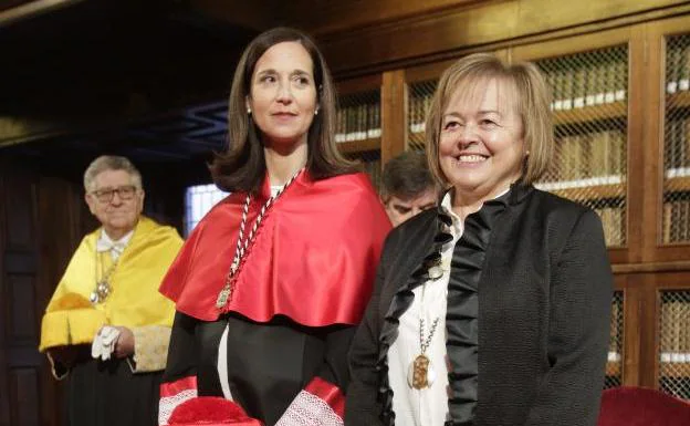 Rosa Menéndez, a la derecha, junto a la secretaria general de la Universidad, Eva María Cordero. 