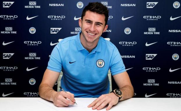 Aymeric Laporte, firmando su contrato con el Manchester City. 