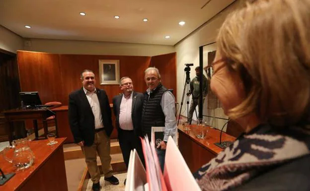 Alfonso Araujo, Constantino Álvarez y Francisco Zarracina, en el pleno del Ayuntamiento de Avilés. 
