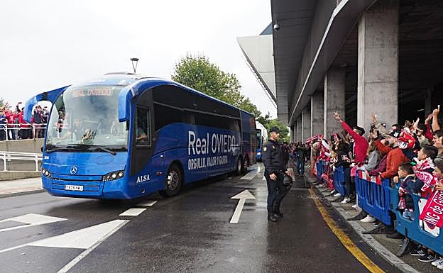 El autocar del Real Oviedo, a su llegada a El Molinón en la primera vuelta. 