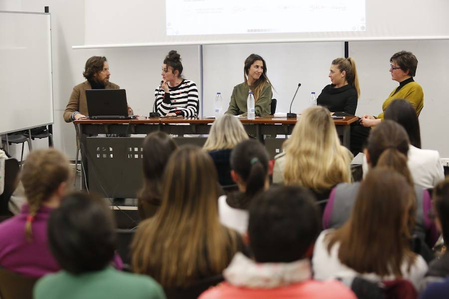 Diseñadores y empresarios de la industria textil comparten con los gijoneses su experiencia en el proceso creativo de los diseños.