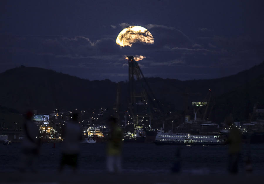 Se trata de la tercera de una serie de 'superlunas', situación en que la Luna está más cerca de la Tierra en su órbita, conocida como perigeo, y aproximadamente un 14 por ciento más brillante que de costumbre