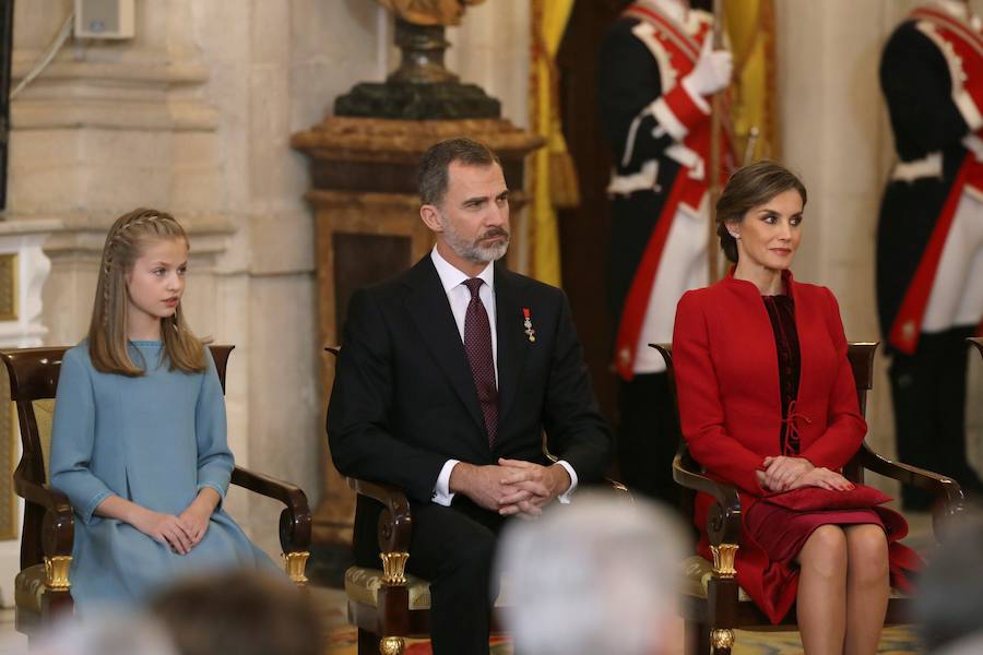 El jefe de Estado celebra su 50 cumpleaños imponiendo a su hija el Toisón de Oro, símbolo de «compromiso personal e institucional con España»