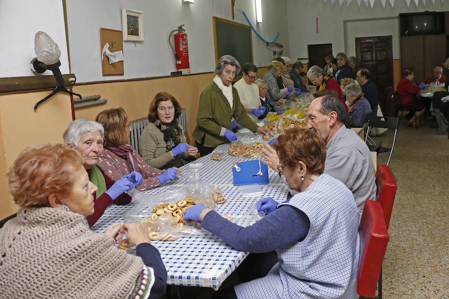 Voluntarios empaquetan 650 kilos del dulce protector de la garganta para celebrar la tradicional fiesta parroquial