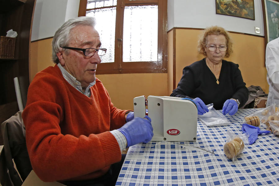 Voluntarios empaquetan 650 kilos del dulce protector de la garganta para celebrar la tradicional fiesta parroquial