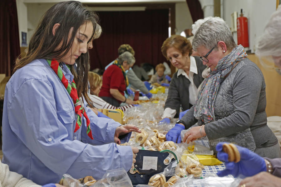 Voluntarios empaquetan 650 kilos del dulce protector de la garganta para celebrar la tradicional fiesta parroquial