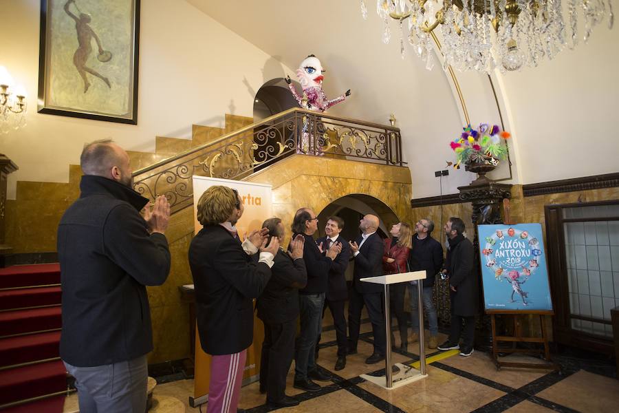 Dos sardinas, madre e hija, animarán el carnaval gijonés. que este año incluye como novedad una verbena en Begoña