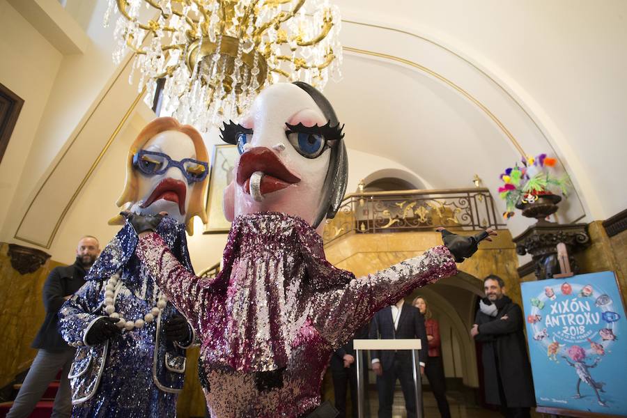 Dos sardinas, madre e hija, animarán el carnaval gijonés. que este año incluye como novedad una verbena en Begoña