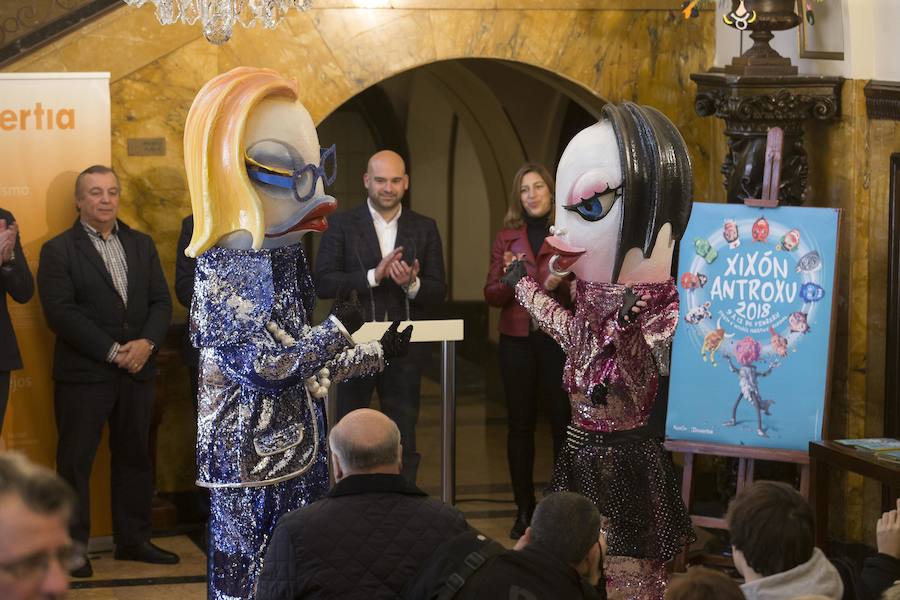 Dos sardinas, madre e hija, animarán el carnaval gijonés. que este año incluye como novedad una verbena en Begoña