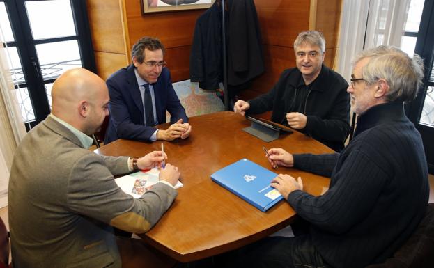 Los ediles Jesús Martínez Salvador y Fernando Couto expusieron la propuesta del equipo de gobierno al decano de la Facultad de Formación del Profesorado y Educación, Juan Carlos San Pedro, y a Antonio Méndez, miembro del equipo de investigación Edafides. 