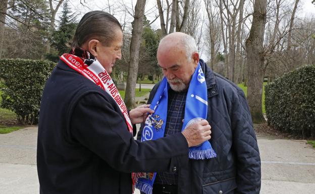 Manuel Vega-Arango bromea con la bufanda de Eugenio Prieto, en el Parque de Isabel la Católica. 