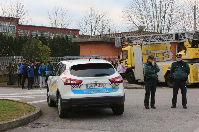 El humo que salía de la sala de calderas del instituto de Corvera obligó a cerrar el centro educativo.
