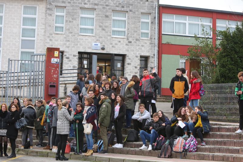 El humo que salía de la sala de calderas del instituto de Corvera obligó a cerrar el centro educativo.