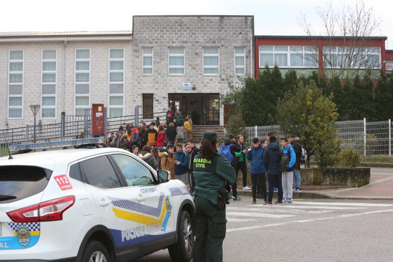 El humo que salía de la sala de calderas del instituto de Corvera obligó a cerrar el centro educativo.