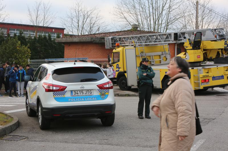 El humo que salía de la sala de calderas del instituto de Corvera obligó a cerrar el centro educativo.