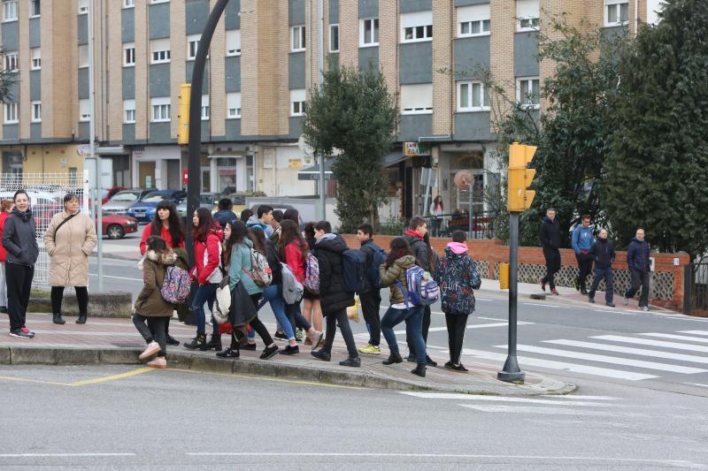 El humo que salía de la sala de calderas del instituto de Corvera obligó a cerrar el centro educativo.