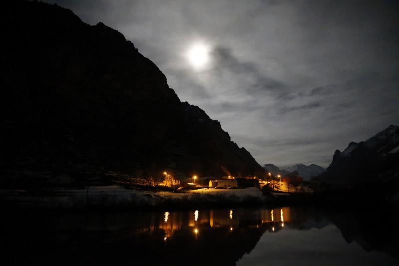 Se trata de la tercera de una serie de 'superlunas', situación en que la Luna está más cerca de la Tierra en su órbita, conocida como perigeo, y aproximadamente un 14 por ciento más brillante que de costumbre