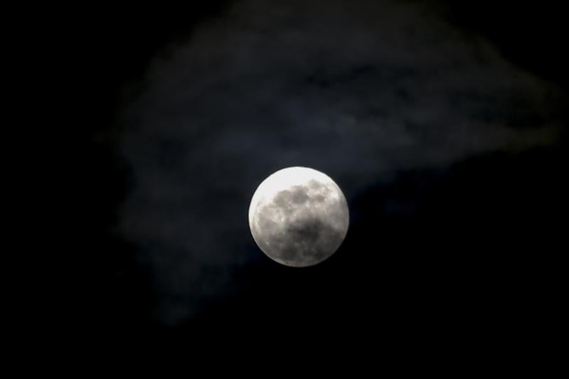 Se trata de la tercera de una serie de 'superlunas', situación en que la Luna está más cerca de la Tierra en su órbita, conocida como perigeo, y aproximadamente un 14 por ciento más brillante que de costumbre