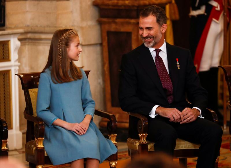 Felipe VI impone el Toisón de Oro a la princesa Leonor