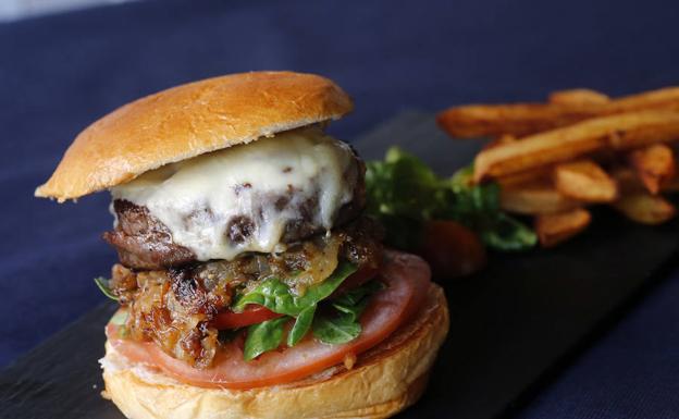 Hamburguesa de camello con patatas fritas