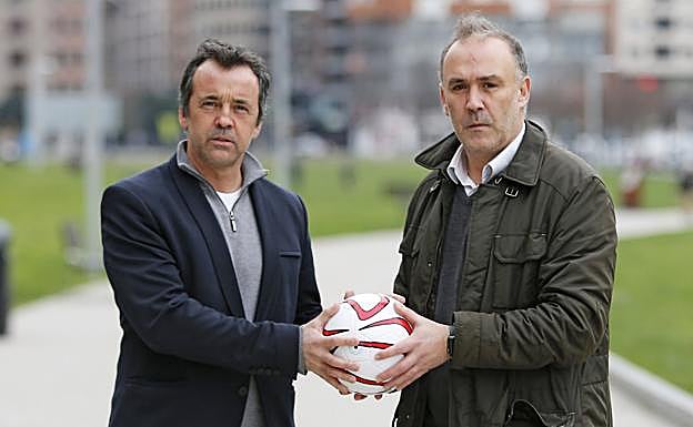Iván Iglesias y Ricardo Bango sostienen un balón antes del encuentro en el que ofrecieron sus impresiones sobre el derbi asturiano. 