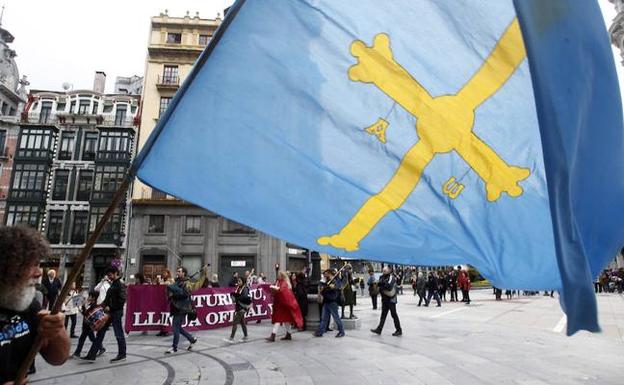 Manifestación por la oficialidad de la lengua asturiana coincidiendo con el Día de Les Lletres.